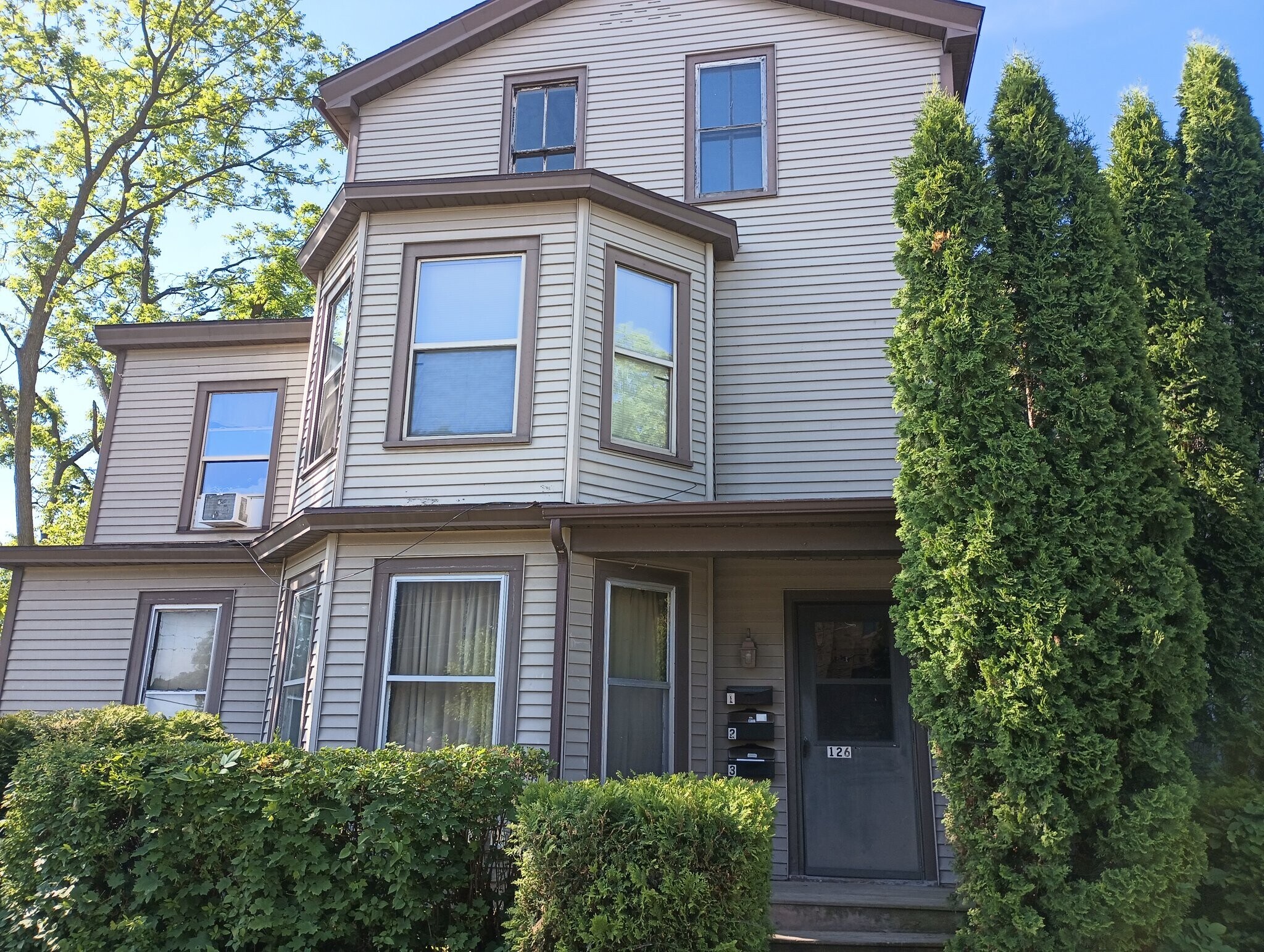 Building Photo - 126 1st St