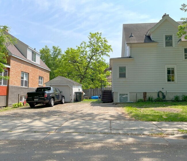 Building Photo - 1132 Milton St