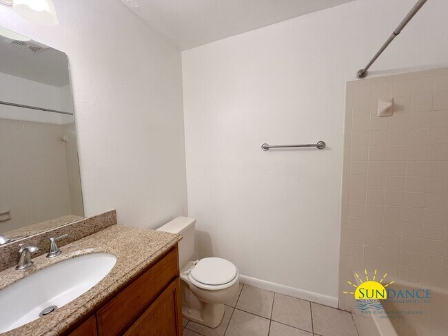 Building Photo - Inviting 2 Bedroom Duplex in Crestview!