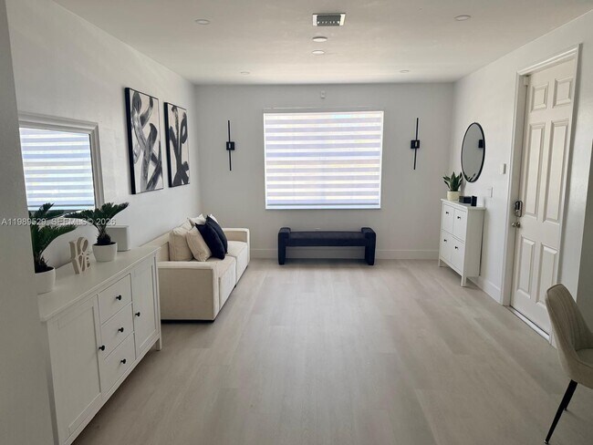 Building Photo - 1022 NE 42nd Terrace