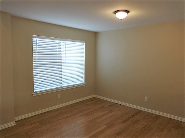 Building Photo - 317 Phillips St