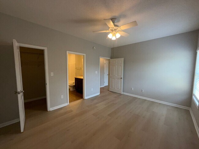 Building Photo - LEASING FOR FALL 2027 3 Bed/3 Bath Forest Lake Home less than a mile from campus!