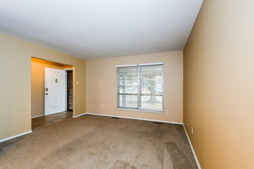 Building Photo - 14800 Mondoubleau Lane