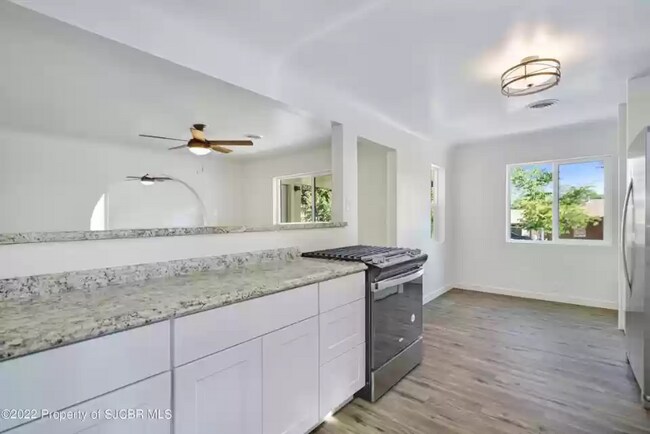 Building Photo - 512 W Ross St