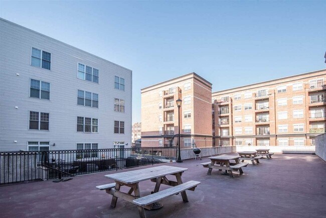 Building Photo - 1115 Grand St