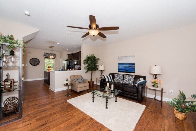 Building Photo - 3 Bedroom Townhome with Garage!