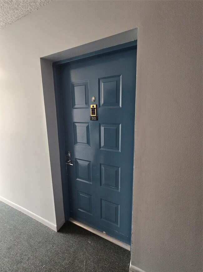 Building Photo - 733 SE 1st Way