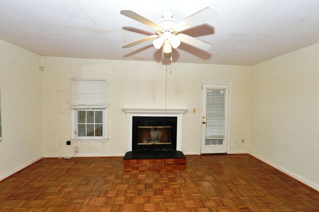 Building Photo - Nice townhouse in Little Neck!