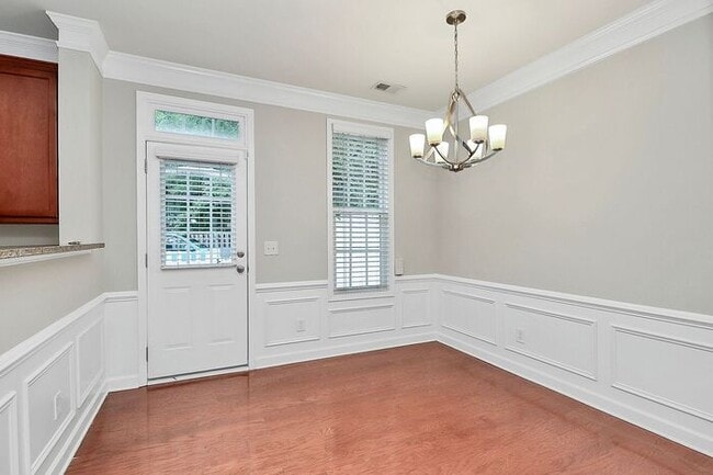 Building Photo - Beautiful End Unit 3BD/2.5BA Townhome in t...