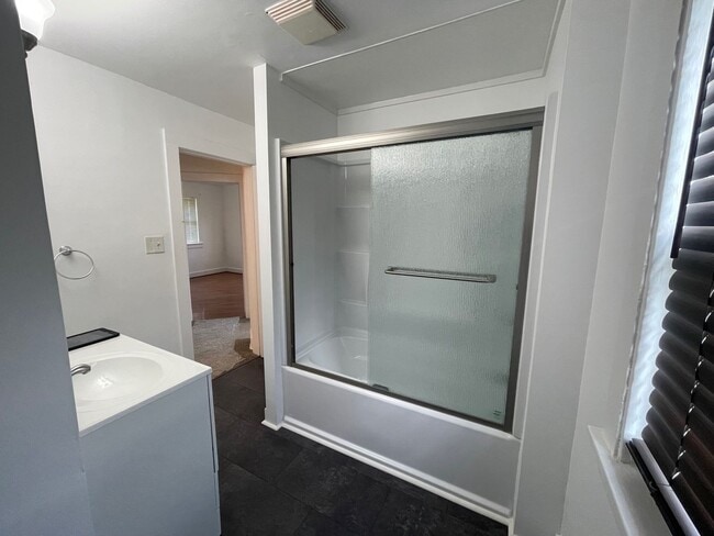 Building Photo - 102-104 Morley Pkwy