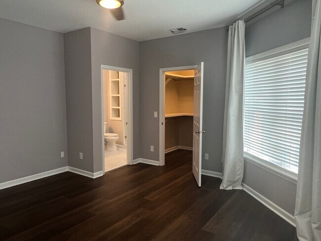 Building Photo - Beautiful Home, Mid-Island in Yacht Cove!