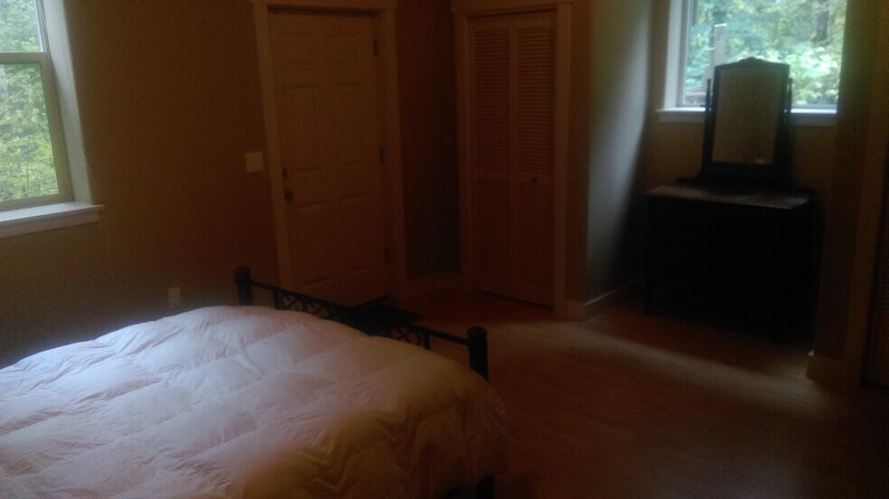 Building Photo - 11942 SE Lexington St