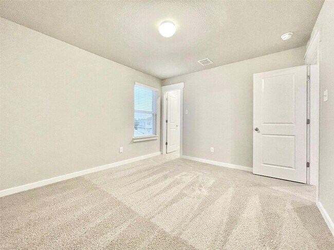 Building Photo - 2415 Lakey Cv