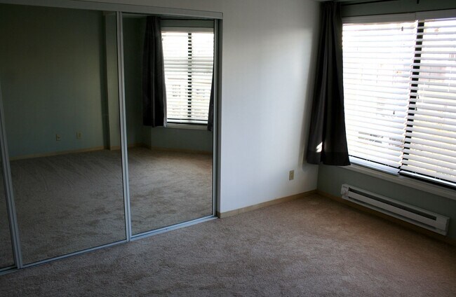 Building Photo - Beautiful 2 BR 2BA 2 story condo with laun...