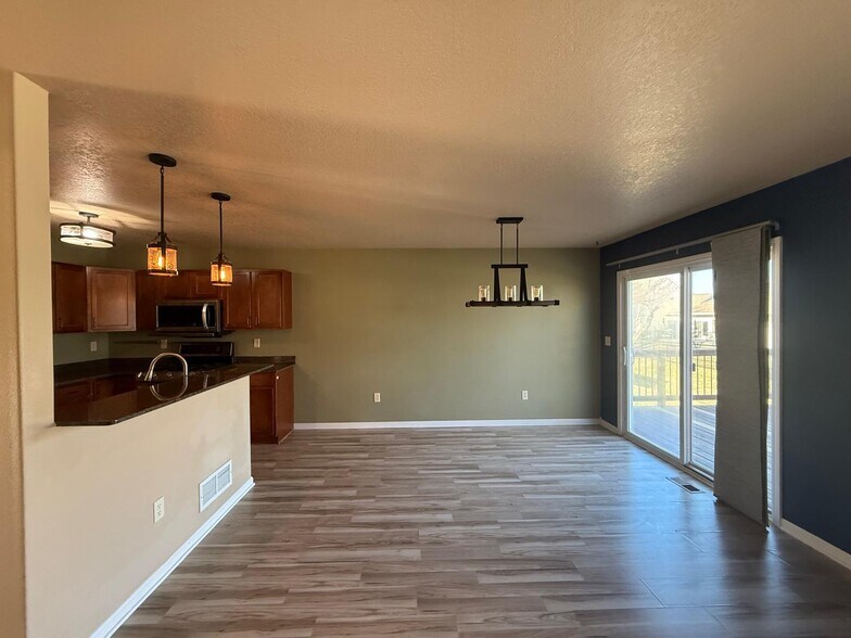 Building Photo - 495 SE Sagewood Cir