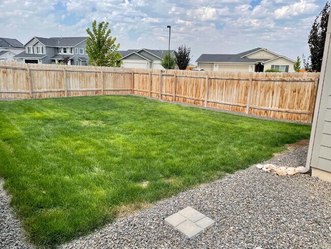 Building Photo - "Charming 3-Bed Oasis on East Drouillard Street with 2.5 Baths and 1470 Sq Ft in Nampa!"
