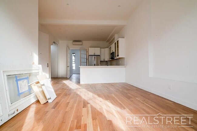 Building Photo - Luxury Triplex Brownstone in Prime Stuyves...