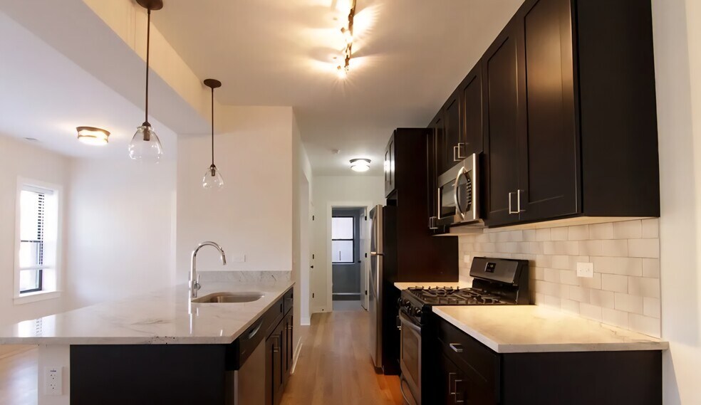 Primary Photo - 2211 W Eastwood Ave
