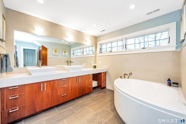 Building Photo - 9 Dancing Bear Rd