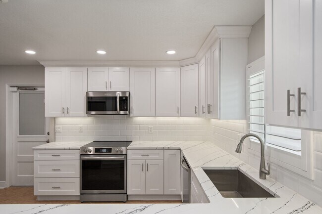 Building Photo - Renovated Winter Park 32789 Home for Lease