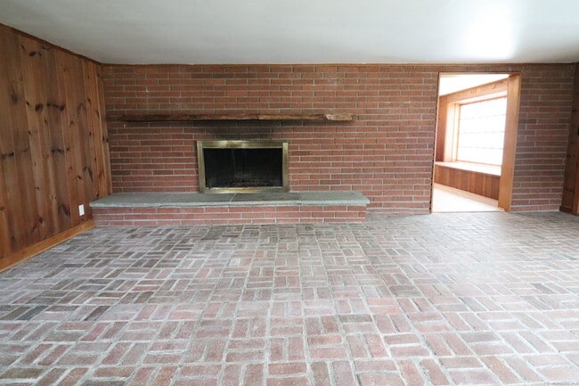 Building Photo - 235 Thompson St