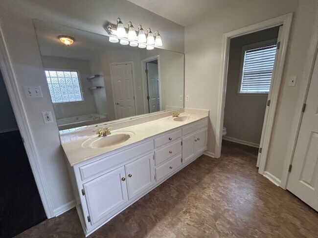 Building Photo - 4073 Willow Glen Cir
