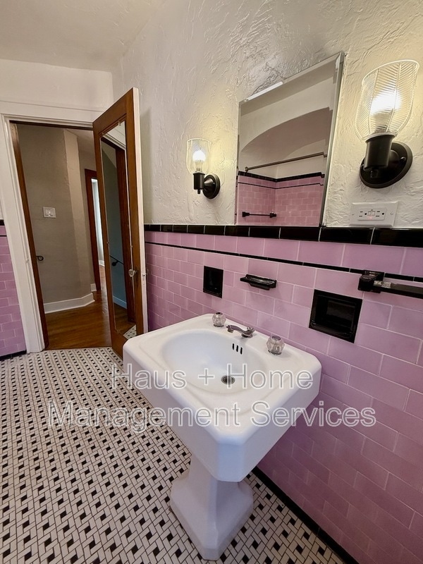 Building Photo - 544 James St