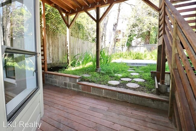 Building Photo - 4 br, 1.5 bath House - 2926 Pine Street