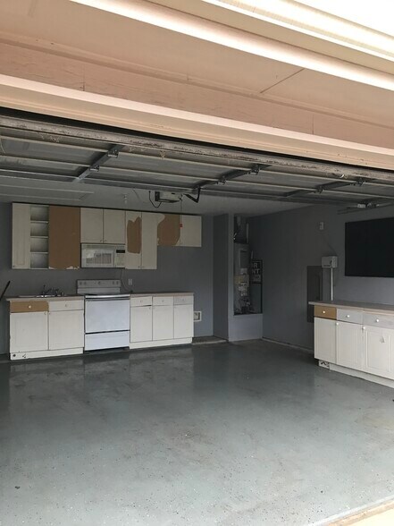 Building Photo - 8200 Kings Ridge Rd