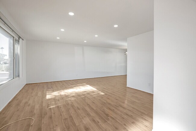 Building Photo - Scottsdale Townhome Now Available!