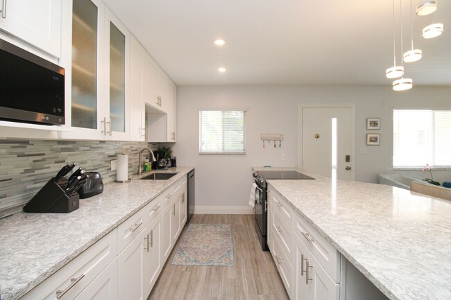 Building Photo - ** STUNNING REMODELED 2/2 CONDO IN THE ELE...