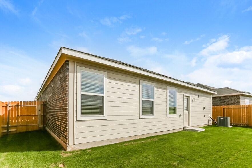 Building Photo - 214 Julian Davis Dr