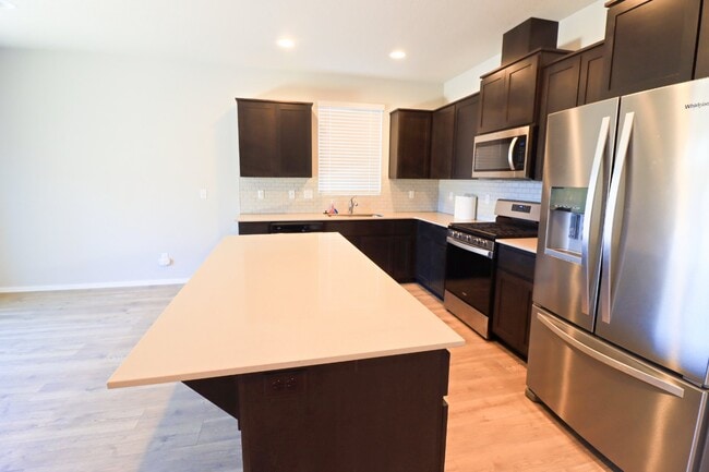 Building Photo - 3/2.5 Home in SE Bend with access to commu...