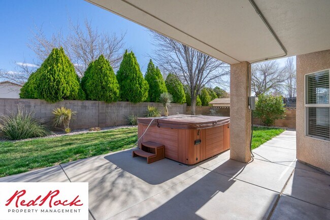 Building Photo - 5 Bedroom Pet Friendly Home!