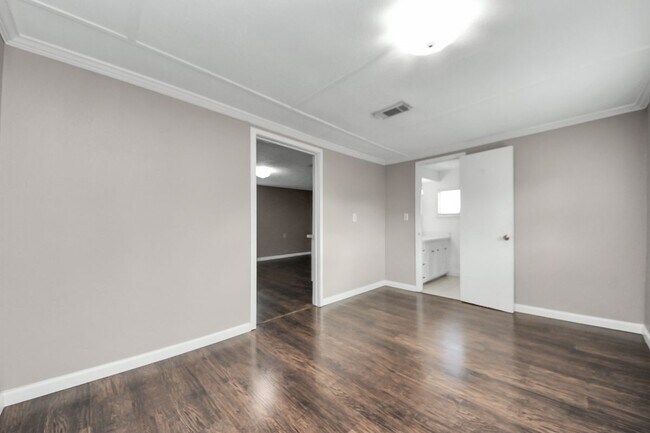Building Photo - 5747 Turtle Creek Rd