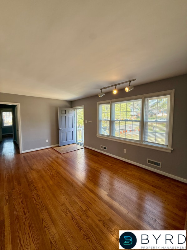 Building Photo - 9023 Farmington Dr