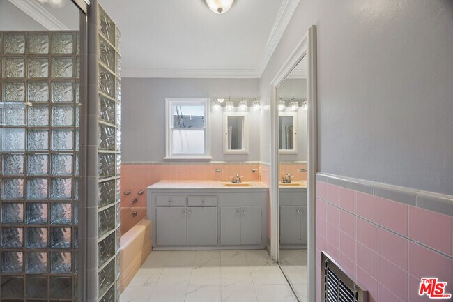 Building Photo - 3262 Woodbine St