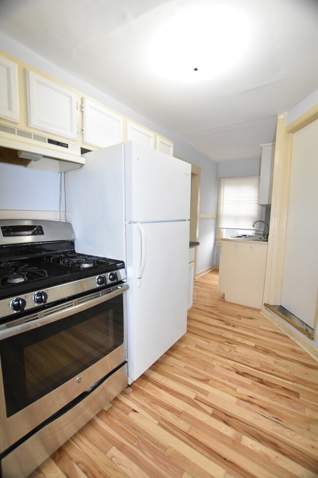 Building Photo - 457 Talma St