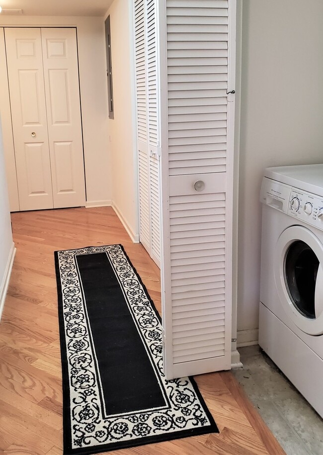 Building Photo - 1914 Crenshaw Cir