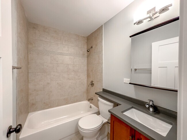 Building Photo - 510 W Briar Pl