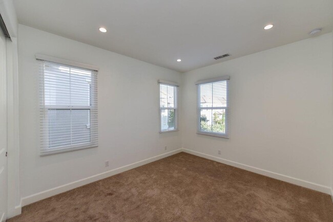 Building Photo - Irvine Single Family house 4bd/3ba Eastwoo...