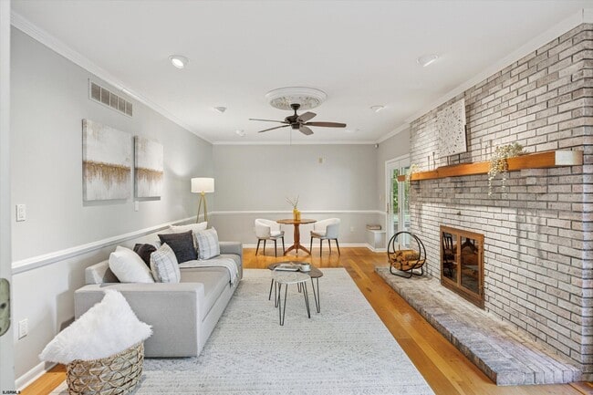 Building Photo - 2 Woodstock Dr