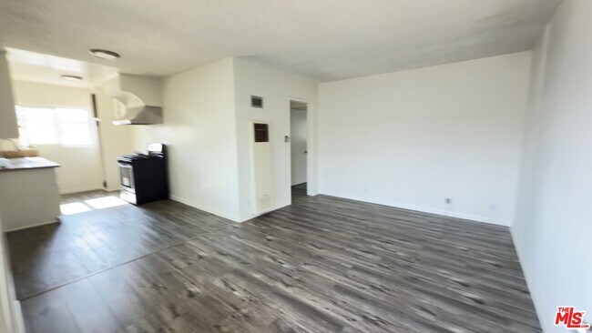 Building Photo - 975 S Kingsley Dr