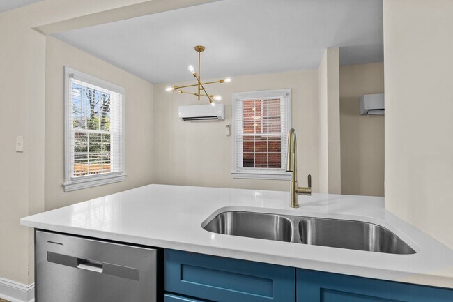 Building Photo - Spacious 1 Bedroom Duplex in Trinity Park, blocks from Duke! - Renovated & Pet Friendly