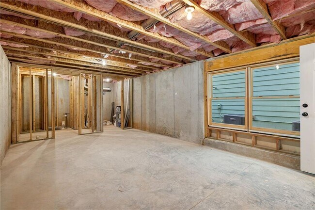 Building Photo - 654 Woodward Ave SE