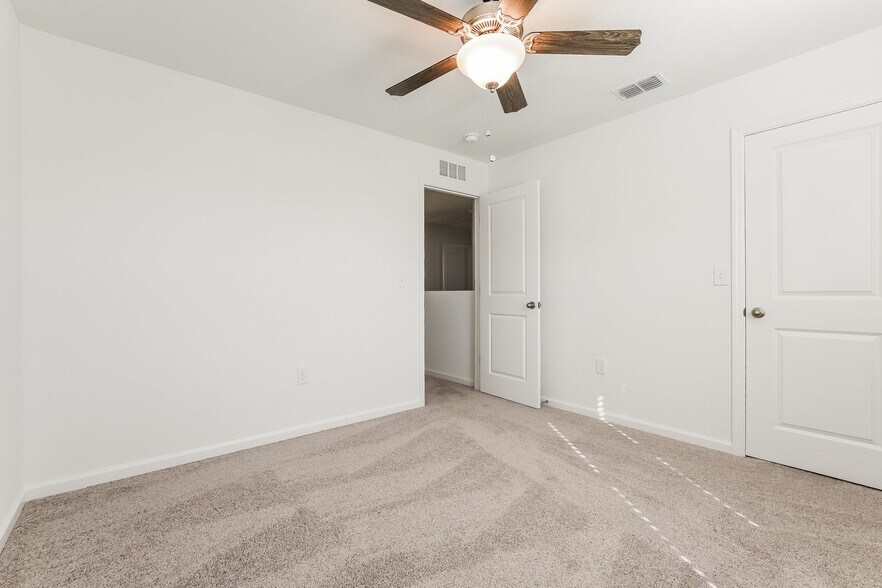 Building Photo - 2061 Hemingway Cir