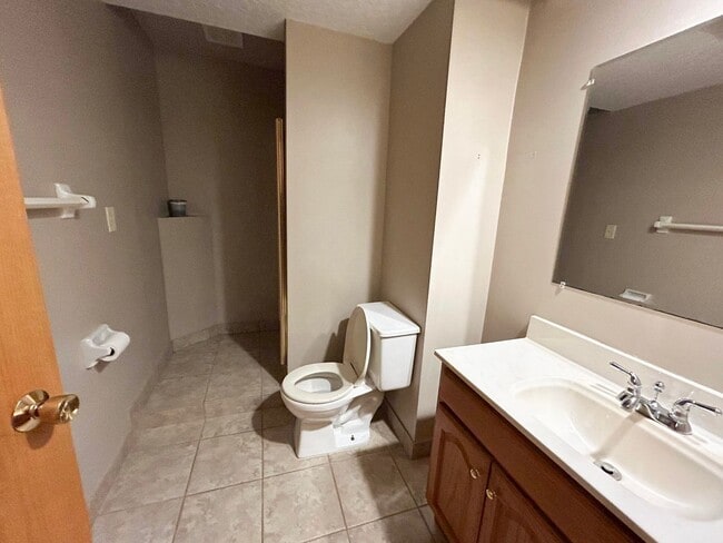 Building Photo - Move-In Ready 4 bed 2 bath off of West Circle Drive Available NOW!