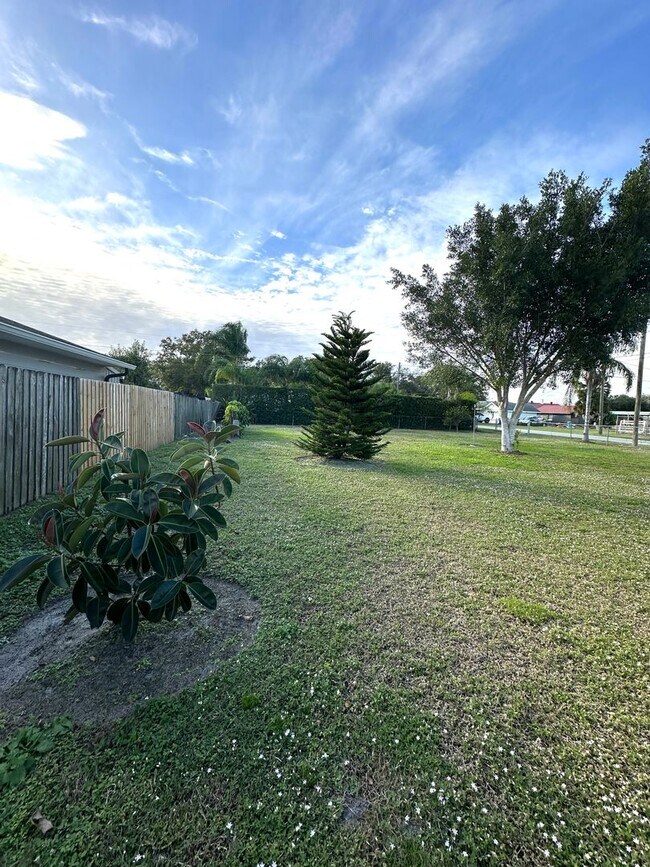 Building Photo - MOVE IN SPECIAL- Nice 2/1 Home w/ Fenced Yard in St Cloud