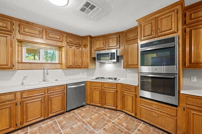Building Photo - 616 Cannan Dr