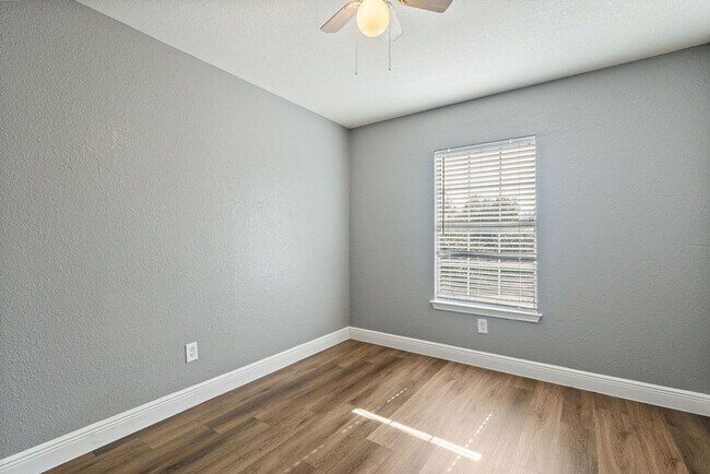 Building Photo - Don't Miss Out On This Spacious 3bd/2bath Home!